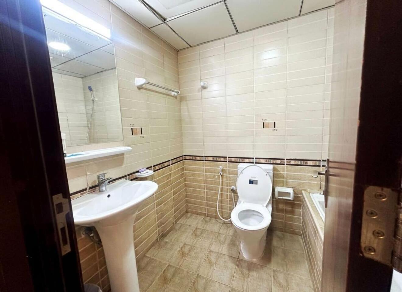 Contemporary In Barsha Heights Tecom Near Icm Metro Homestay